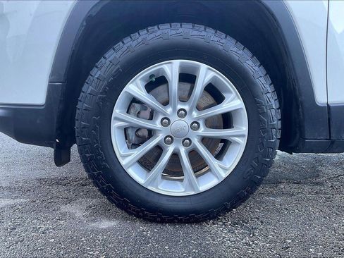 Used 2020 Jeep Cherokee Latitude w/ Cold Weather Group AWD/4WD image 9