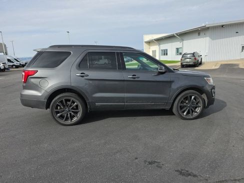 Used 2017 Ford Explorer XLT w/ Equipment Group 202A AWD/4WD image 7