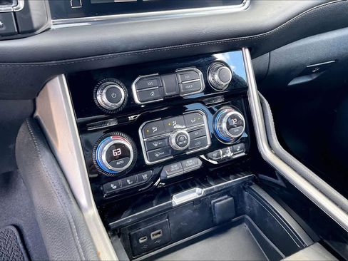 Used 2022 GMC Yukon XL Denali image 33