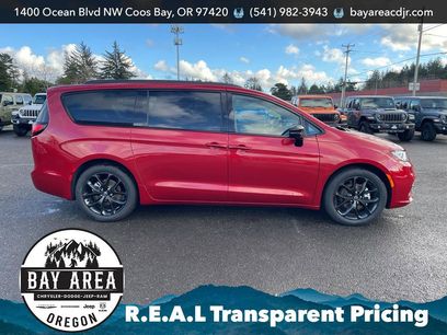 New 2026 Chrysler Pacifica Select w/ S Appearance Package