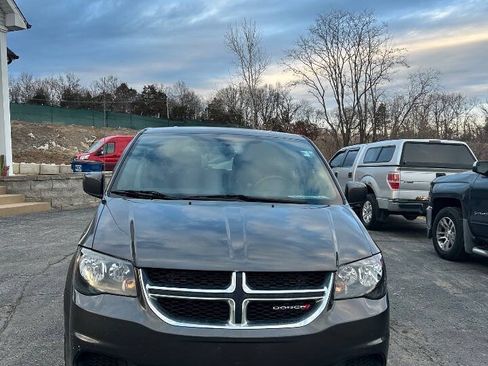 Used 2016 Dodge Grand Caravan SE FWD image 2