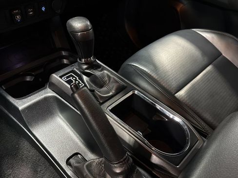 Used 2018 Toyota Tacoma SR5 AWD/4WD image 29