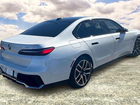 Used 2023 BMW 740i image 5