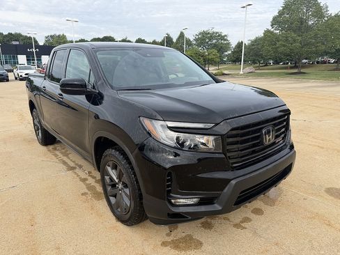 Used 2023 Honda Ridgeline Sport image 2