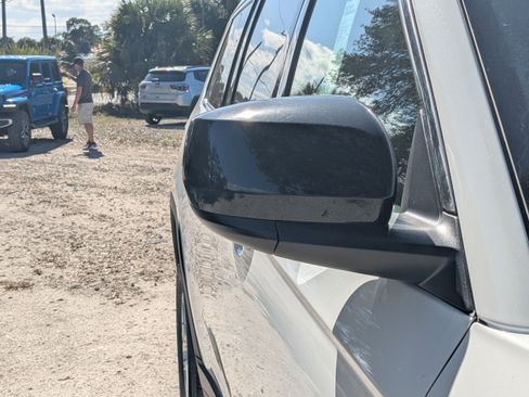 New 2025 Jeep Grand Cherokee L Laredo image 11