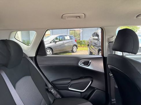 Used 2025 Kia Soul LX w/ LX Technology Package FWD image 14