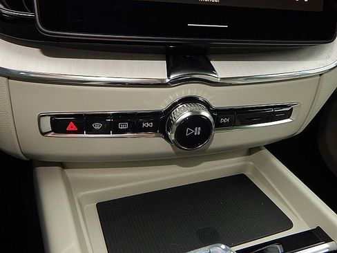 New 2026 Volvo XC60 B5 Ultra w/ Climate Package image 18