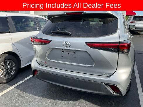 Used 2023 Toyota Highlander XLE FWD image 5