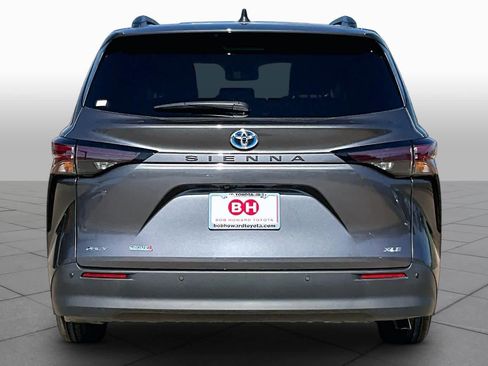 Used 2025 Toyota Sienna XLE FWD image 5