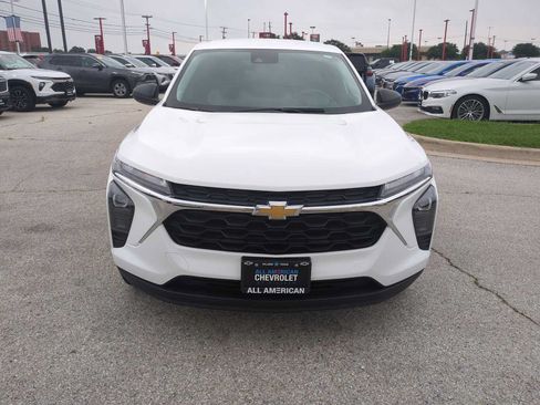 Used 2025 Chevrolet Trax LS w/ Driver Confidence Package FWD image 3