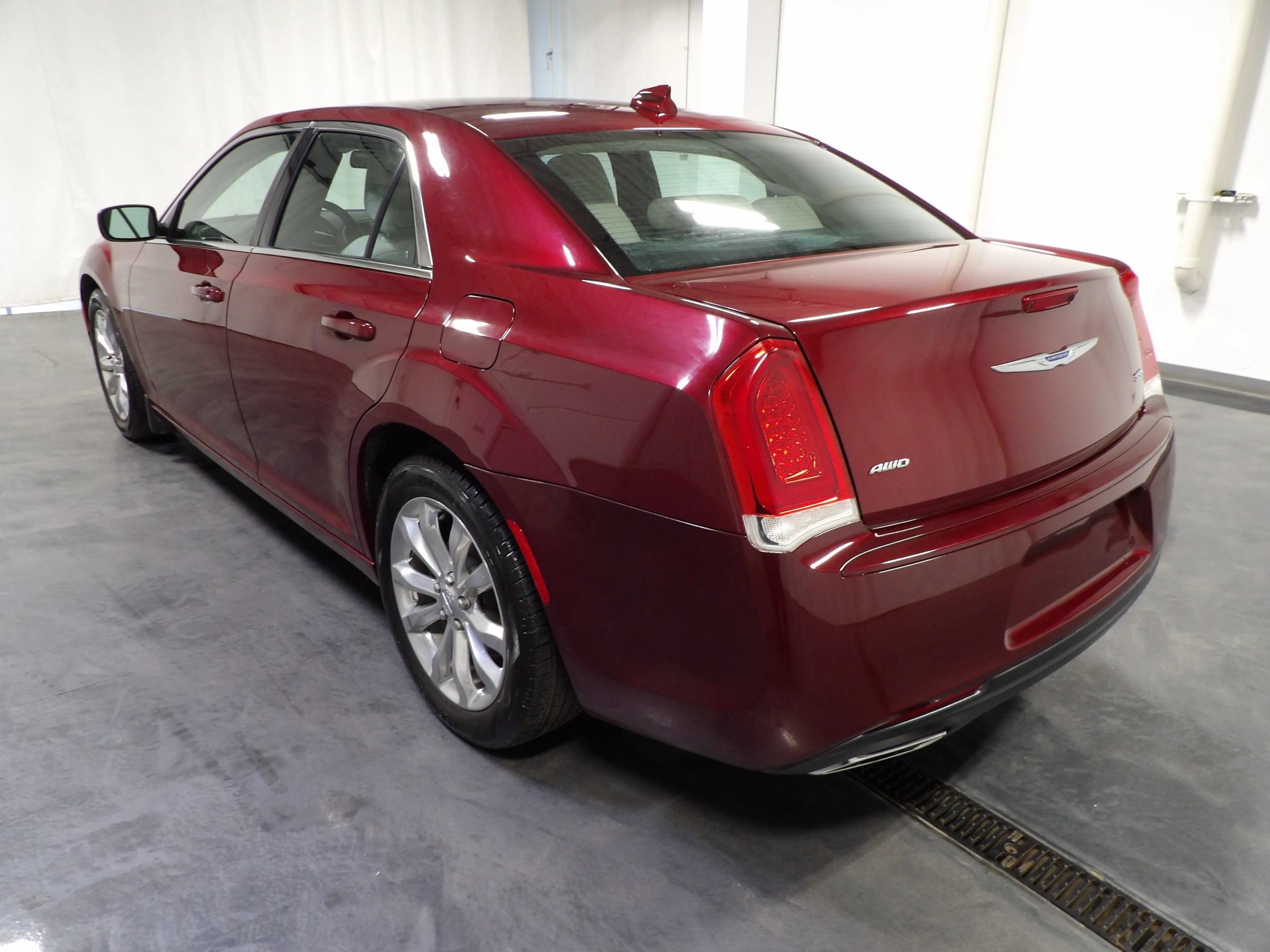 Used 2018 Chrysler 300 Touring L AWD/4WD image 7