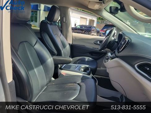 Used 2023 Chrysler Pacifica Touring-L FWD image 32