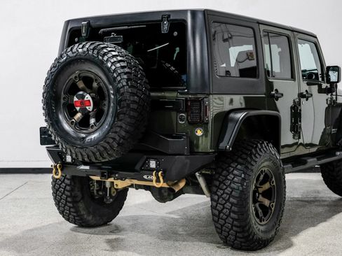 Used 2015 Jeep Wrangler Unlimited Rubicon w/ Connectivity Group AWD/4WD image 16