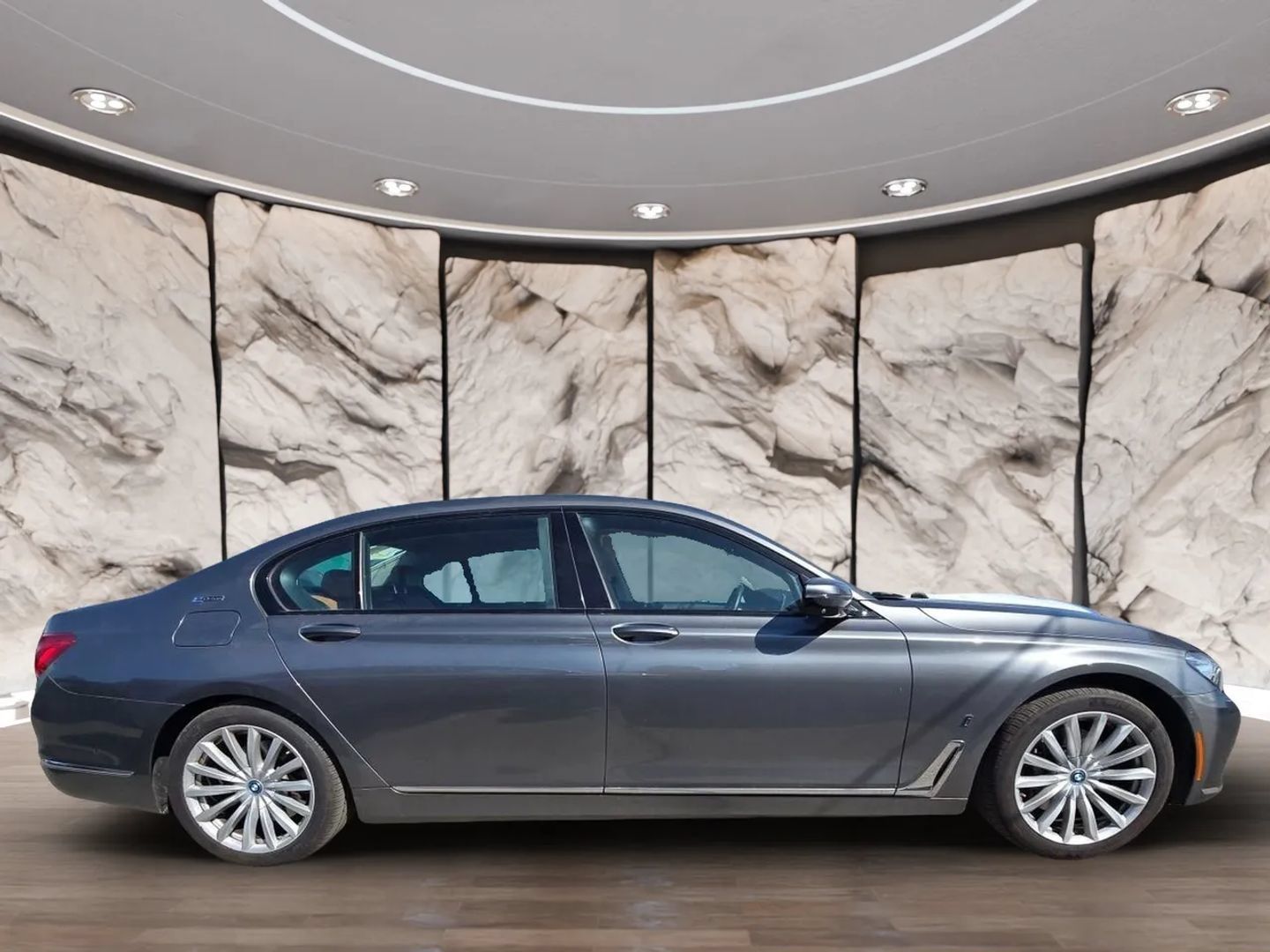 Used 2018 BMW 740e xDrive w/ Executive Package AWD/4WD image 4