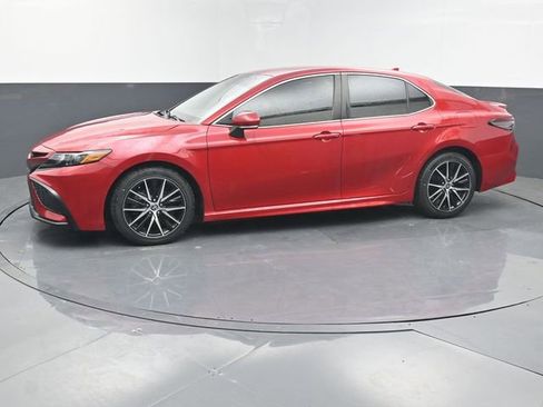 Used 2023 Toyota Camry SE image 2