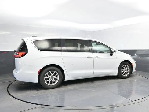 Used 2023 Chrysler Pacifica Touring-L FWD image 2