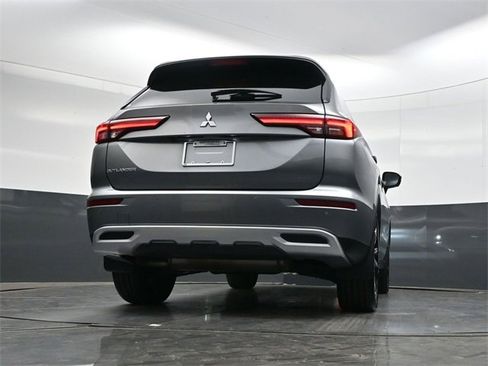 Used 2023 Mitsubishi Outlander SE image 37
