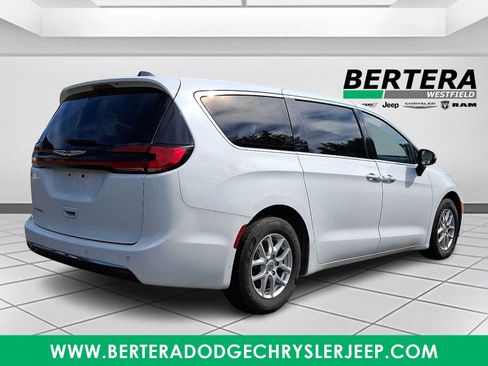 Certified 2023 Chrysler Pacifica Touring-L FWD image 6