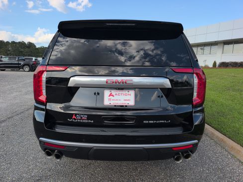 Used 2024 GMC Yukon Denali w/ Advanced Technology Package AWD/4WD image 3
