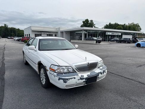 Used 2005 Lincoln Town Car Signature Limited RWD image 1