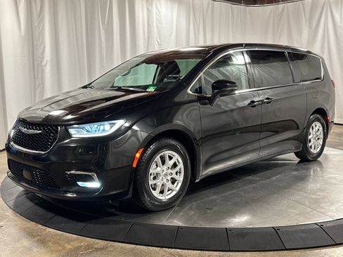 Used 2023 Chrysler Pacifica Touring-L FWD image 1