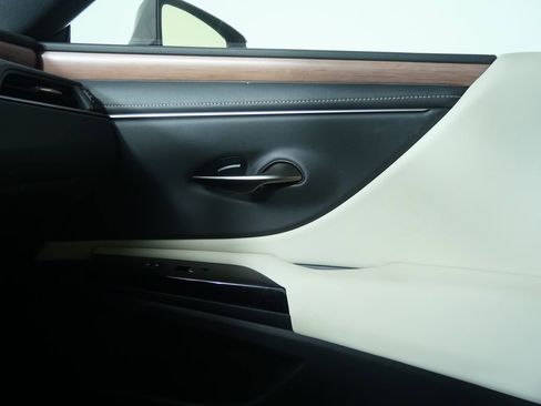 Used 2025 Lexus ES 300h w/ Premium Package image 25