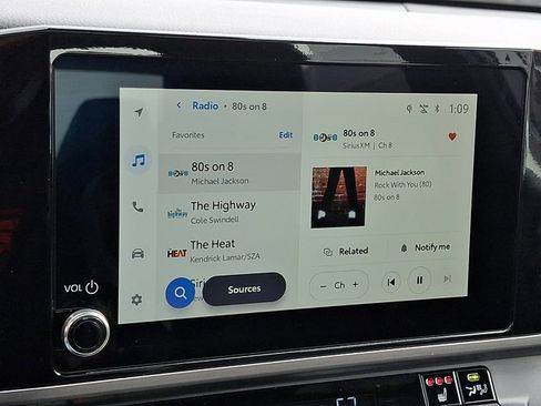 Used 2025 Toyota Camry SE w/ Convenience Package image 18