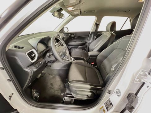 Used 2023 Hyundai Venue Limited FWD image 19