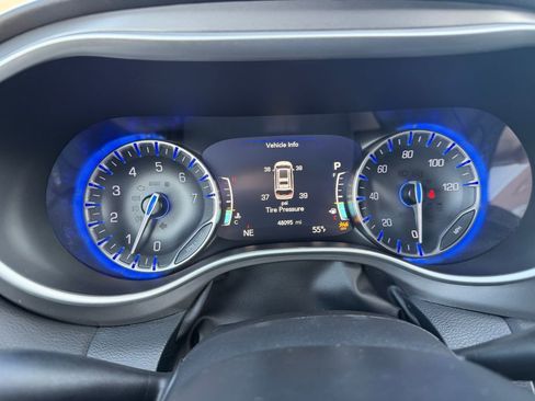 Used 2025 Chrysler Pacifica Select image 22