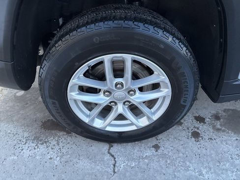 Used 2023 Jeep Grand Cherokee L Laredo image 12