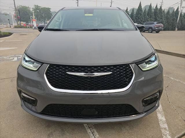 Certified 2024 Chrysler Pacifica Touring-L FWD image 7