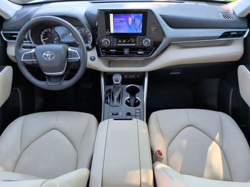 Used 2024 Toyota Highlander XLE FWD image 34