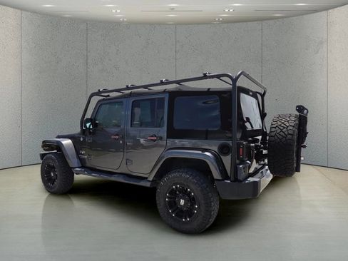 Used 2017 Jeep Wrangler Unlimited Sahara w/ Connectivity Group AWD/4WD image 8
