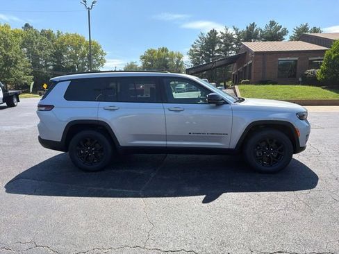 Used 2024 Jeep Grand Cherokee L Laredo AWD/4WD image 6