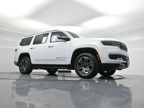 Used 2024 Jeep Wagoneer Series II w/ Flexible Seating Group image 4