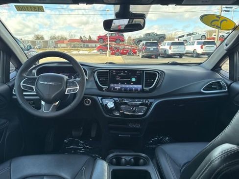 Used 2025 Chrysler Pacifica Select FWD image 14