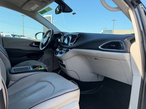 Used 2020 Chrysler Pacifica Limited FWD image 33