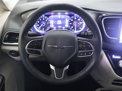 Used 2023 Chrysler Pacifica Touring-L FWD image 9