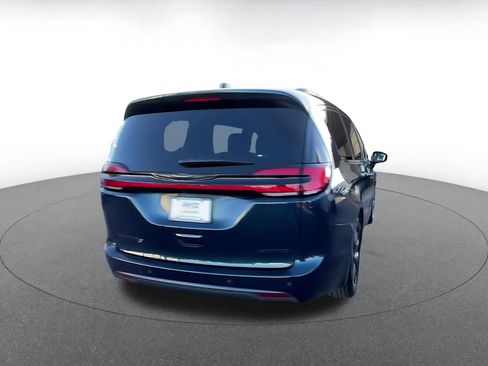 Used 2025 Chrysler Pacifica Limited FWD image 14