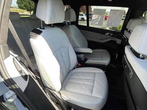 Used 2024 BMW X7 xDrive40i w/ M Sport Package AWD/4WD image 25