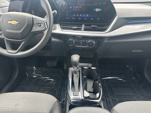 Used 2024 Chevrolet Trax LT FWD image 11
