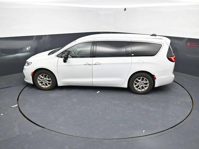 Used 2024 Chrysler Pacifica Touring-L FWD image 34