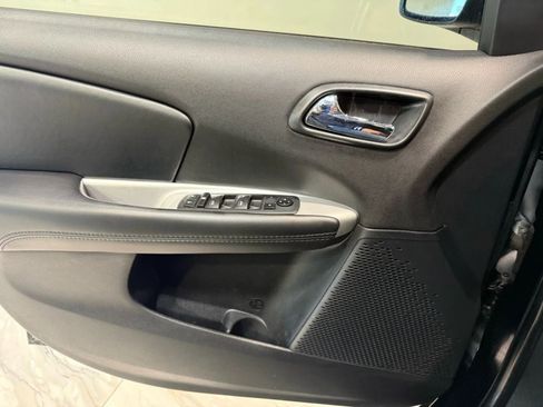 Used 2020 Dodge Journey SE w/ SE Popular Equipment Group image 9