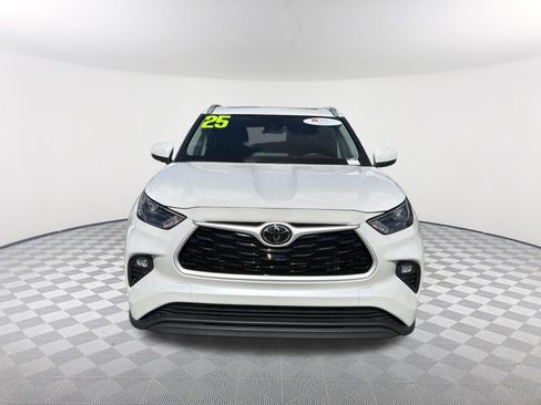 Certified 2025 Toyota Highlander XLE FWD image 2