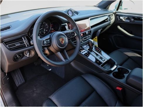 Certified 2025 Porsche Macan image 4