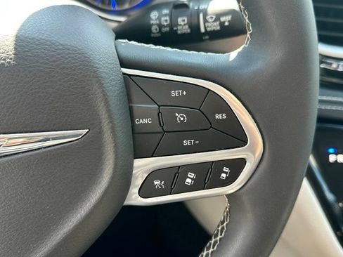 Used 2024 Chrysler Pacifica Touring-L AWD/4WD image 35