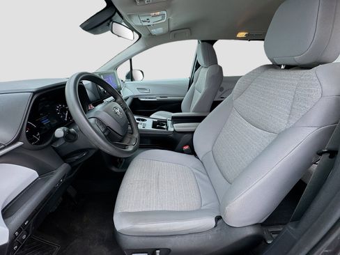 Used 2025 Toyota Sienna LE image 13