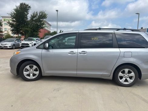 Used 2012 Toyota Sienna LE FWD image 5