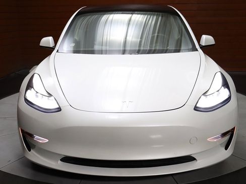 Used 2023 Tesla Model 3 Standard Range image 2