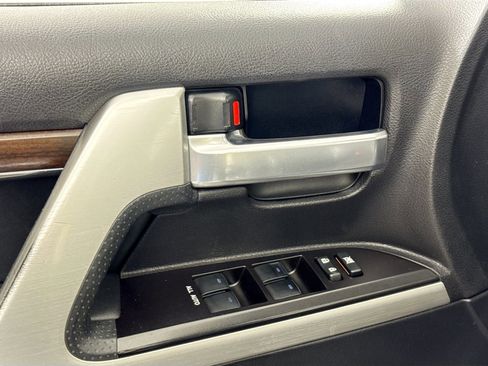Used 2017 Toyota Land Cruiser image 24